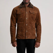 Close-Up Detail of Classic Collar &amp; Button Hardware on Dallis ブラウン Suede Shearling Trucker レザージャケット メンズ