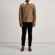 
Dallis Snuffed Brown Shearling Trucker Jacket - 袖の立体カッティングと洗練されたテーパードフィットを見せる側面ビュー