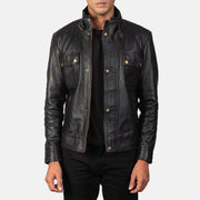 
Darren Black Leather Biker Jacket - 袖の立体カッティングと洗練されたテーパードフィットを見せる側面ビュー