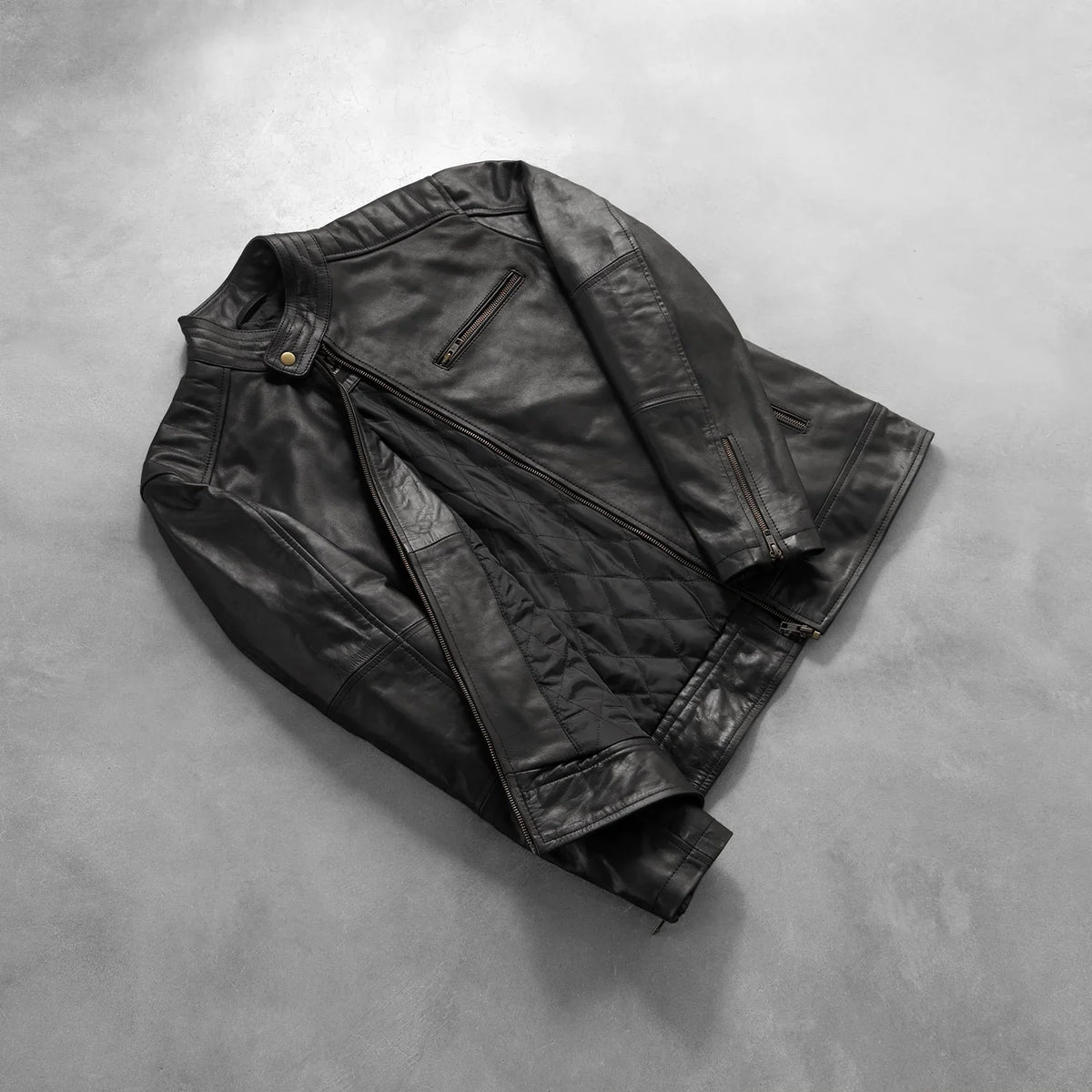 Styled Fit Perspective of Dean ブラック レザーライダースジャケット メンズ on Model - Natural Daylight Drape