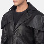 Close-Up Detail of Classic Collar &amp; Buttons + Belt Hardware on Men's Deux ブラック Leather Duster メンズ