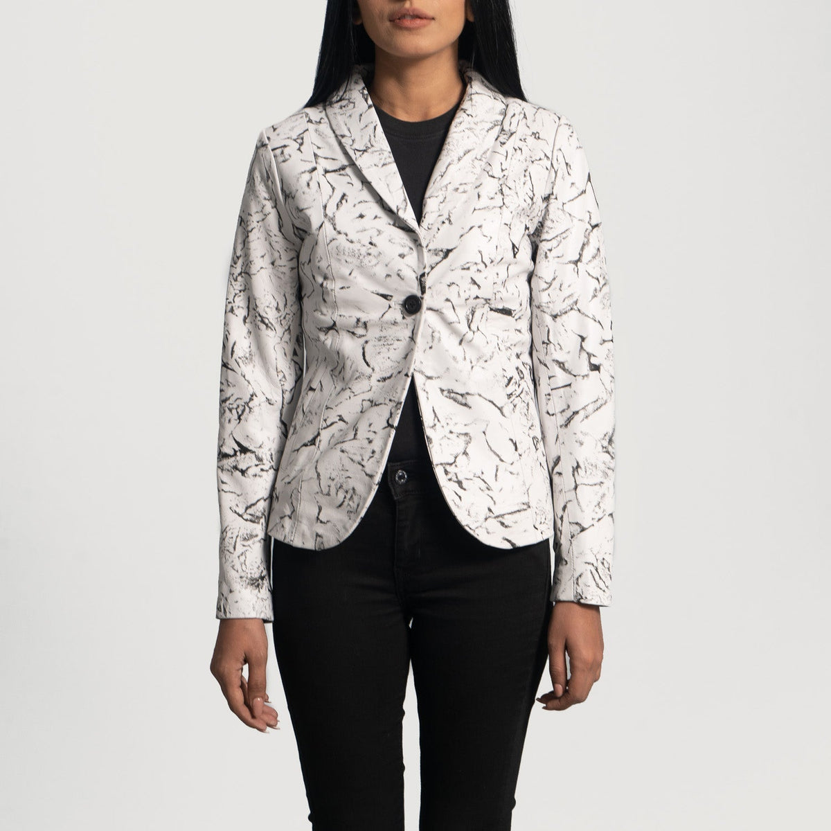 
Donna Blake ホワイト レザーテーラードブレザー レディース in White Sheepskin Dip &Amp; Dye - 正面スタイル＆テーラードシルエット | 公式オンライン通販