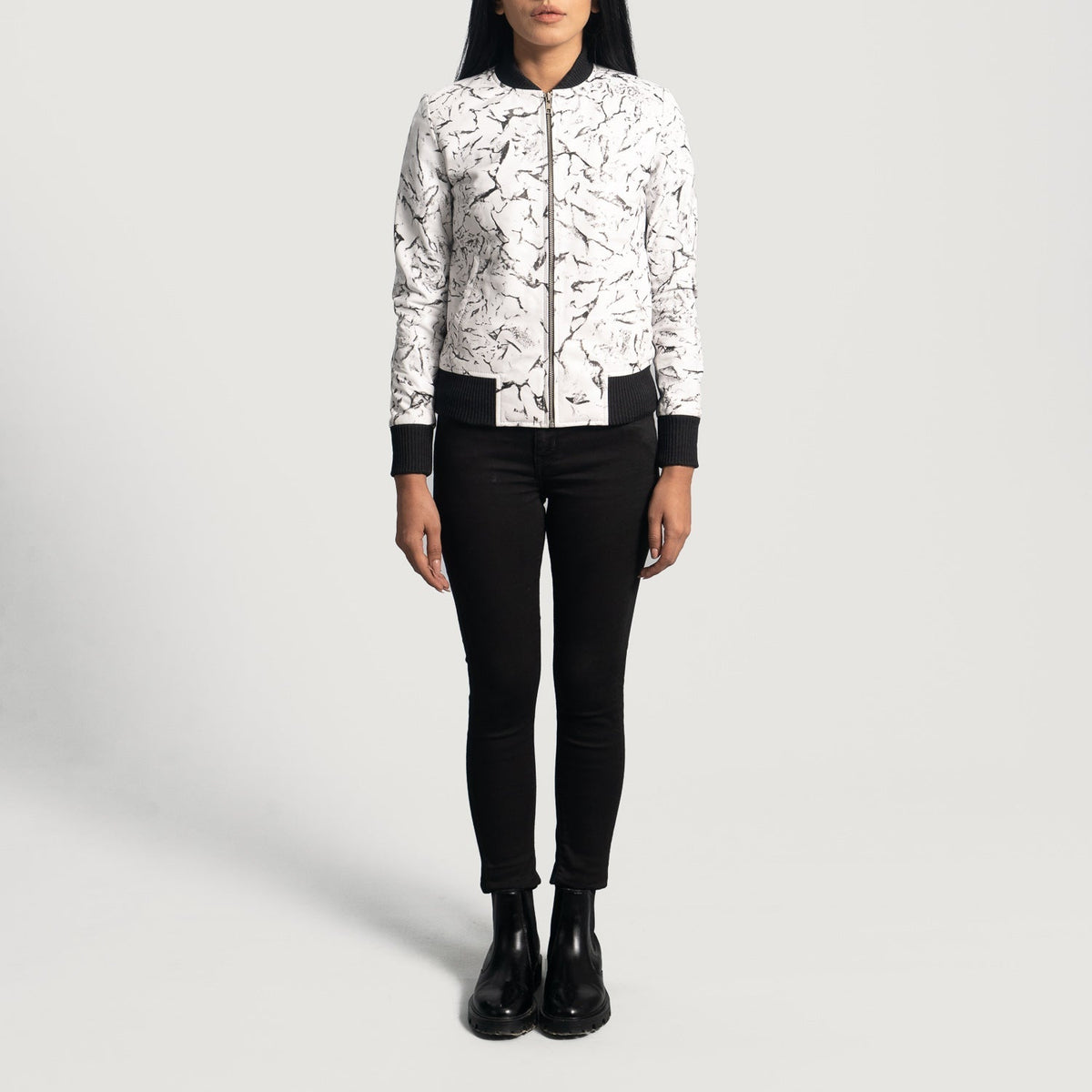 Close-Up Detail of Varsity &amp; Zipper Hardware on Women's Donna Blake White レザーボンバージャケット レディース