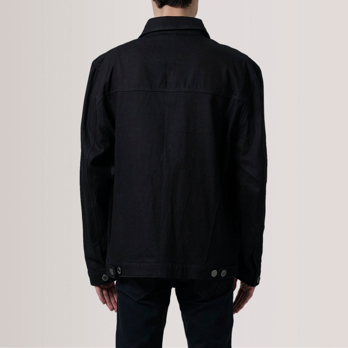 Close-Up Detail of Classic Collar &amp; Heavy-Duty Zipper Hardware on Eddie ブラック Oversized Denim Trucker レザージャケット メンズ For Men
