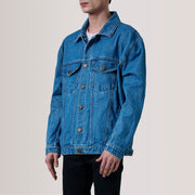 
Eddie Dark ブルー Oversized Denim Trucker レザージャケット メンズ For Men - 袖の立体カッティングと洗練されたテーパードフィットを見せる側面ビュー