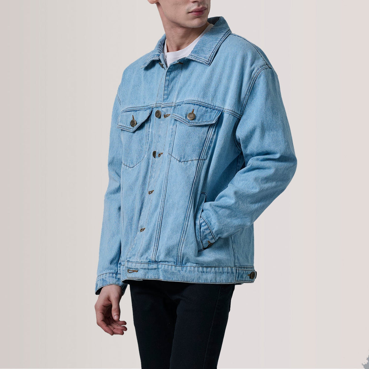 Eddie Light ブルー Oversized Denim Trucker レザージャケット メンズ For Men - 袖の立体カッティングと洗練されたテーパードフィットを見せる側面ビュー
