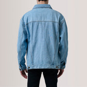 クローズアップ詳細 of Classic Collar &amp; Heavy-Duty Zipper Hardware on Eddie Light ブルー Oversized Denim Trucker レザージャケット メンズ For Men