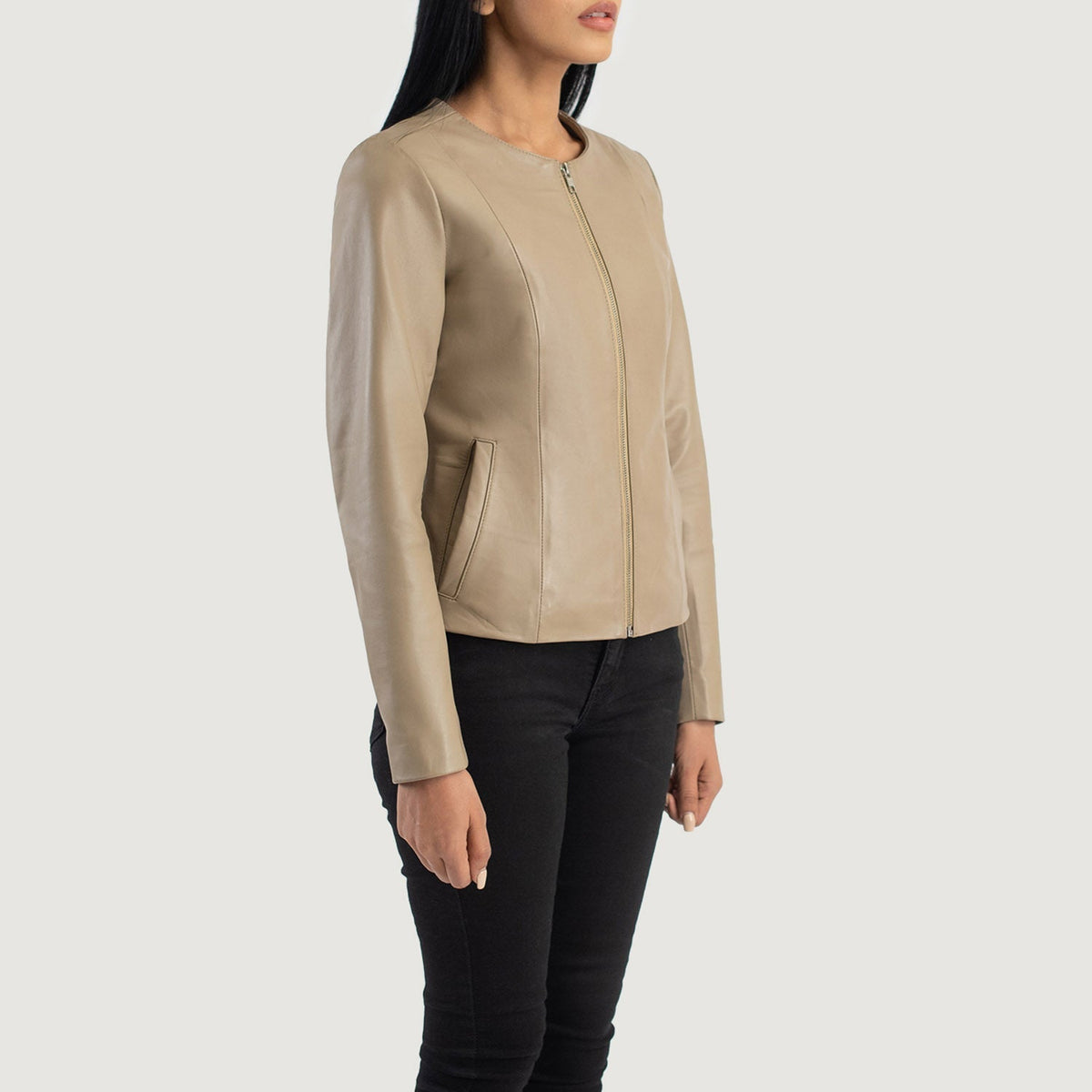 
Beige Sheepskin Leather Biker Jacket - 美しい肩のラインと裾の仕立てが際立つ背面ビュー