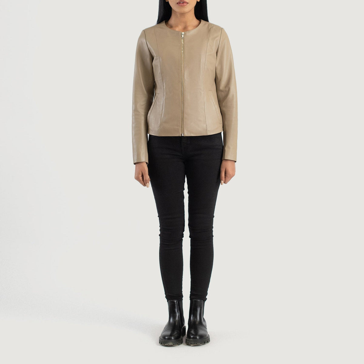 
Elixir Beige Collarless Leather Jacket - 袖の立体カッティングと洗練されたテーパードフィットを見せる側面ビュー