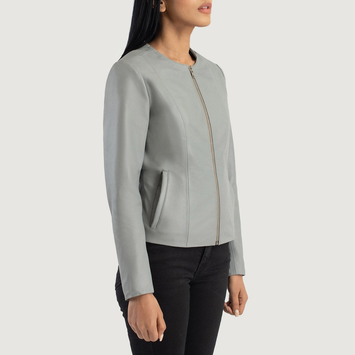 
着用イメージ： Elixir Beige Collarless Leather Jacket モデル着用（自然光でのドレープ感）