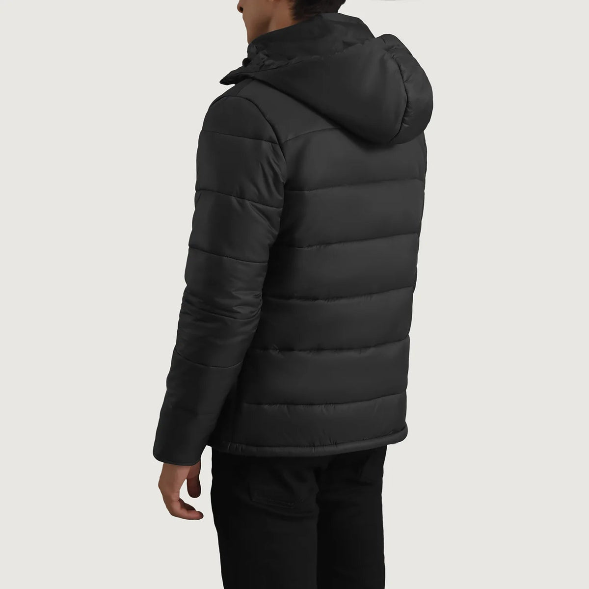 Close-Up Detail of Classic Collar &amp; Zipper With Wind Flap Hardware on Erico ブラック Hooded Puffer レザージャケット メンズ