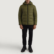 
Erico グリーン Hooded Puffer レザージャケット メンズ - 袖の立体カッティングと洗練されたテーパードフィットを見せる側面ビュー