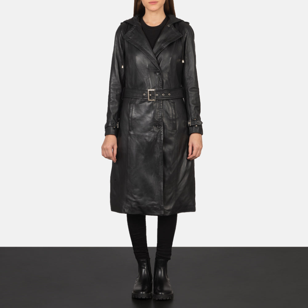 
Fixon Hooded ブラック レザートレンチコート レディース - 袖の立体カッティングと洗練されたテーパードフィットを見せる側面ビュー