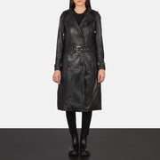 
Fixon Hooded ブラック レザートレンチコート レディース - 袖の立体カッティングと洗練されたテーパードフィットを見せる側面ビュー