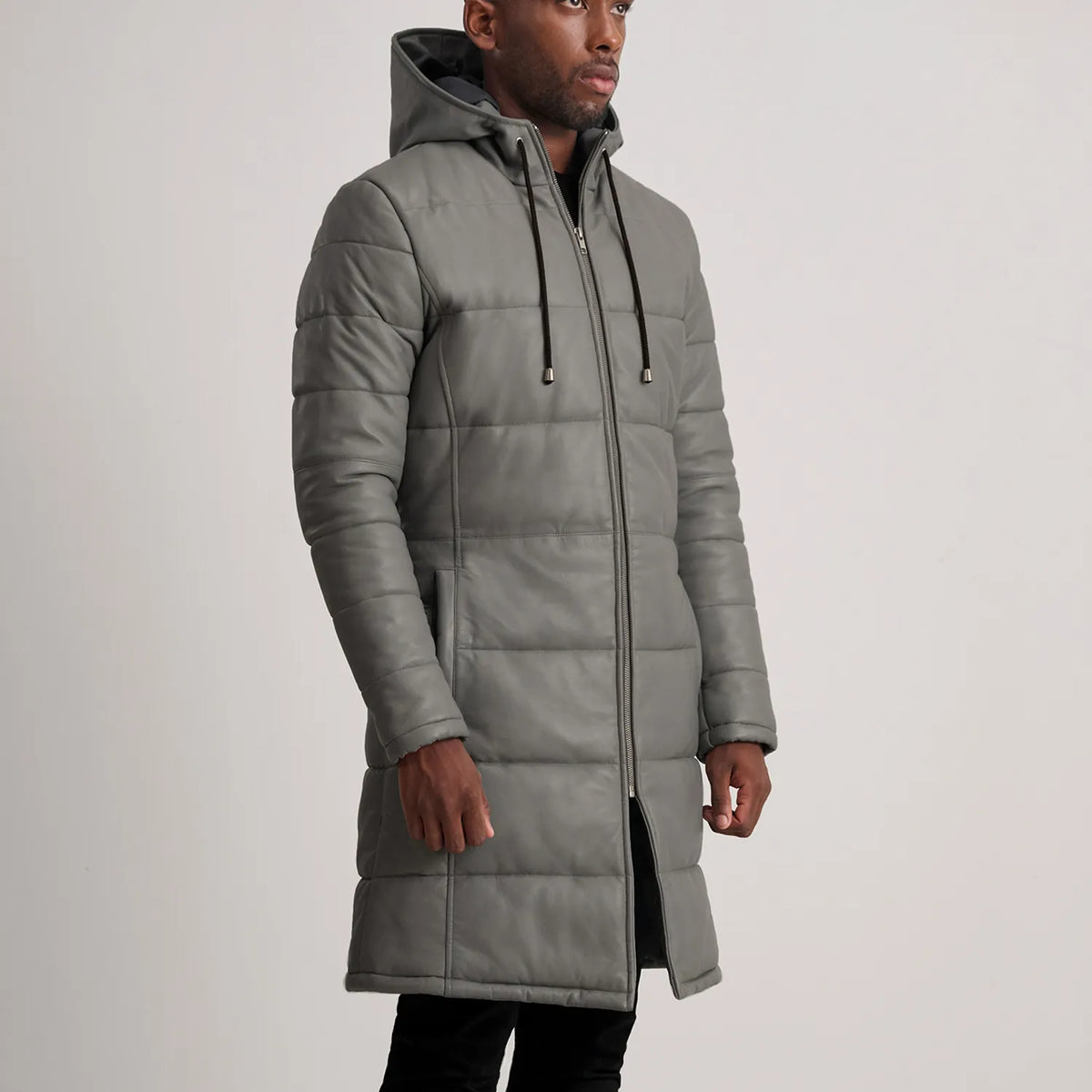 
着用イメージ： Floyd Tan Hooded Leather Puffer Coat モデル着用（自然光でのドレープ感）
