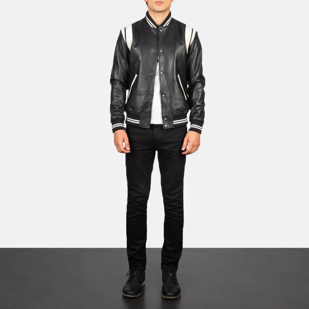 
Dantee Black Leather Varsity Jacket - 袖の立体カッティングと洗練されたテーパードフィットを見せる側面ビュー