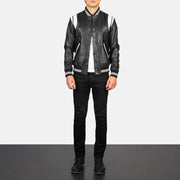 
Dantee Black Leather Varsity Jacket - 袖の立体カッティングと洗練されたテーパードフィットを見せる側面ビュー