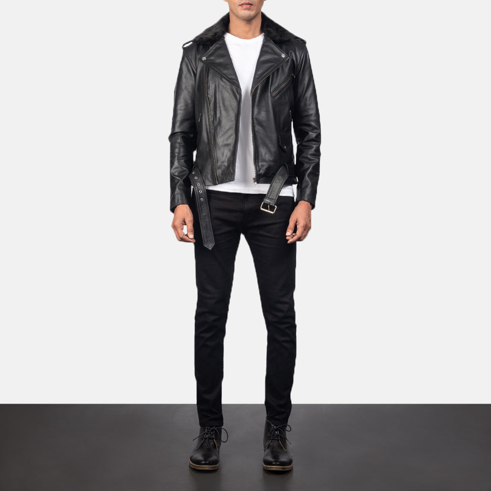 
Furton Black Leather Biker Jacket - 袖の立体カッティングと洗練されたテーパードフィットを見せる側面ビュー