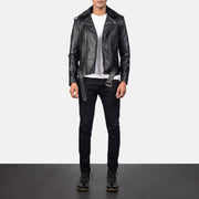 
Furton Black Leather Biker Jacket - 袖の立体カッティングと洗練されたテーパードフィットを見せる側面ビュー