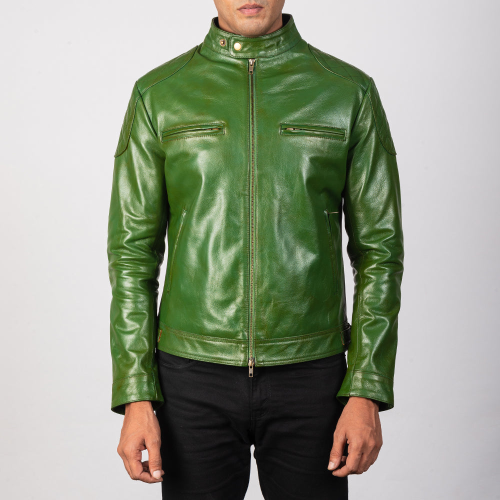 
Gatsby Quilted Green Leather Biker Jacket - 袖の立体カッティングと洗練されたテーパードフィットを見せる側面ビュー