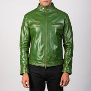 
Gatsby Quilted Green Leather Biker Jacket - 袖の立体カッティングと洗練されたテーパードフィットを見せる側面ビュー