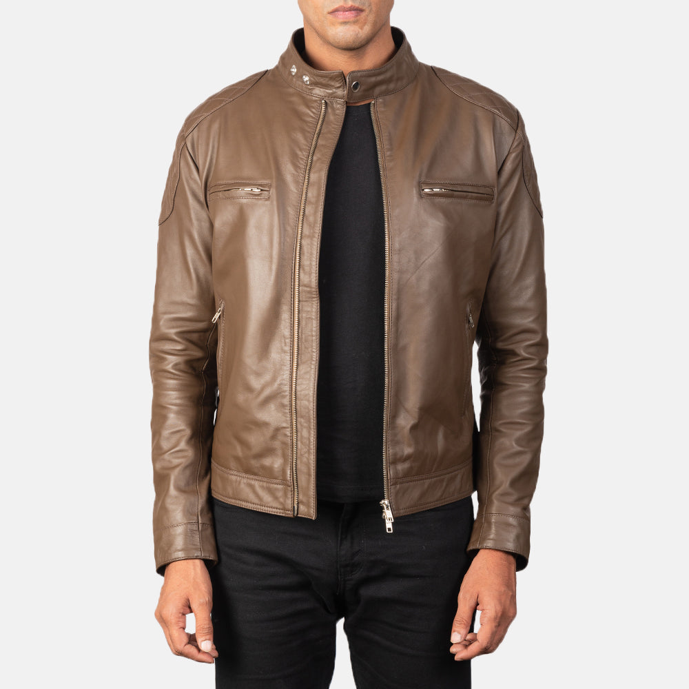 
Gatsby モカ レザーライダースジャケット メンズ in Dark Brown Sheepskin Leather - 正面スタイル＆テーラードシルエット | 公式オンライン通販