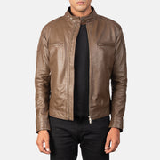 
Gatsby モカ レザーライダースジャケット メンズ in Dark Brown Sheepskin Leather - 正面スタイル＆テーラードシルエット | 公式オンライン通販