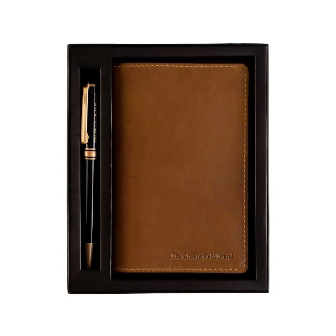
Giftset Leather Writing Case and Pen (Passport holder) in Classic Full-Grain Leather - 正面スタイル＆テーラードシルエット | 公式オンライン通販