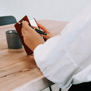 
Giftset Leather Writing Case and Pen (Passport holder) - 袖の立体カッティングと洗練されたテーパードフィットを見せる側面ビュー
