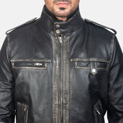 
Glen Street ブラック レザーボンバージャケット メンズ - 袖の立体カッティングと洗練されたテーパードフィットを見せる側面ビュー