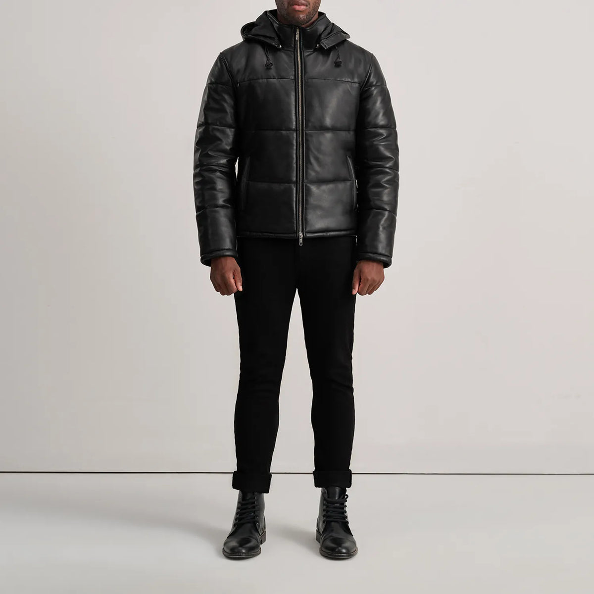 
Gordon Tan Hooded Leather Puffer Jacket - 袖の立体カッティングと洗練されたテーパードフィットを見せる側面ビュー