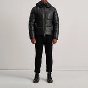 
Gordon Tan Hooded Leather Puffer Jacket - 袖の立体カッティングと洗練されたテーパードフィットを見せる側面ビュー