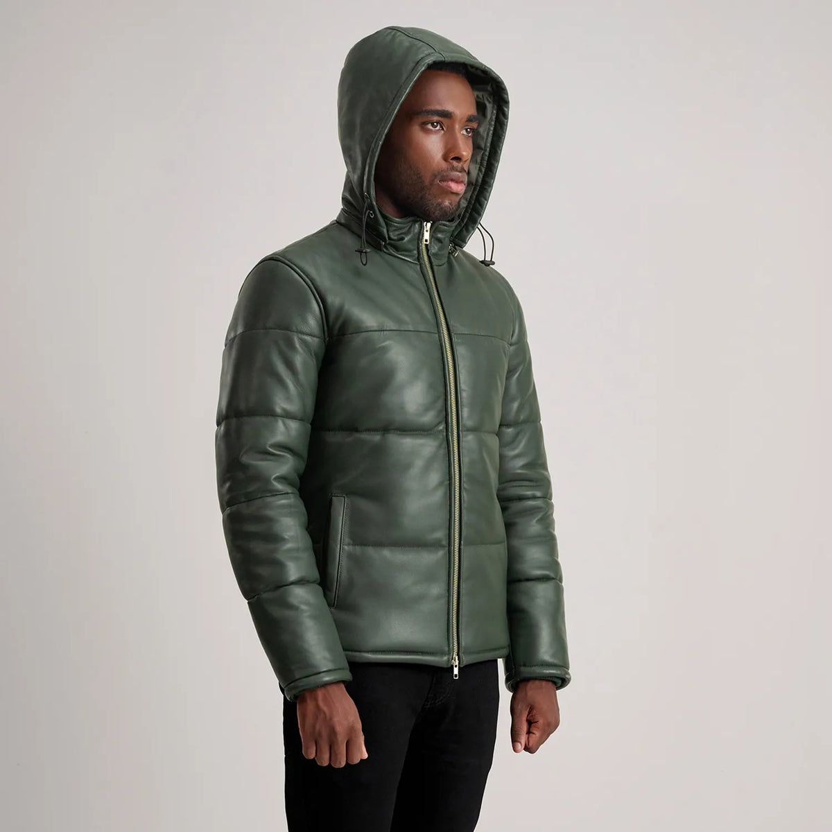 
着用イメージ： Gordon Tan Hooded Leather Puffer Jacket モデル着用（自然光でのドレープ感）