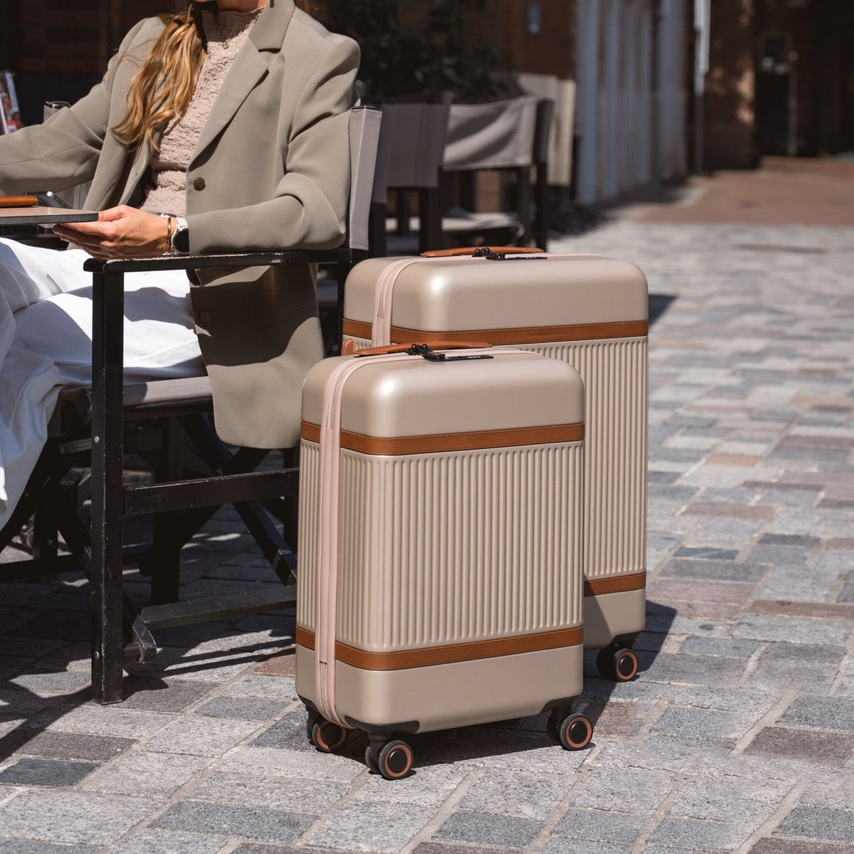 Close-Up Detail of Classic Collar &amp; Heavy-Duty Zipper Hardware on Hand Luggage Suitcase Zuna レディース
