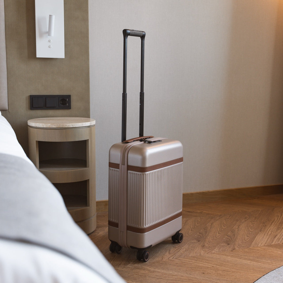 Hand Luggage Suitcase Zuna レディース - Lateral Side Profile View Showing Sleeve Cut &amp; Athletic Taper Fit