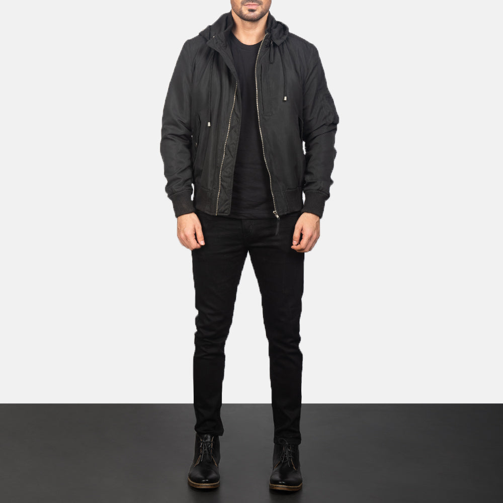 
Hanklin Ma-1 Black Hooded Bomber Jacket - 袖の立体カッティングと洗練されたテーパードフィットを見せる側面ビュー