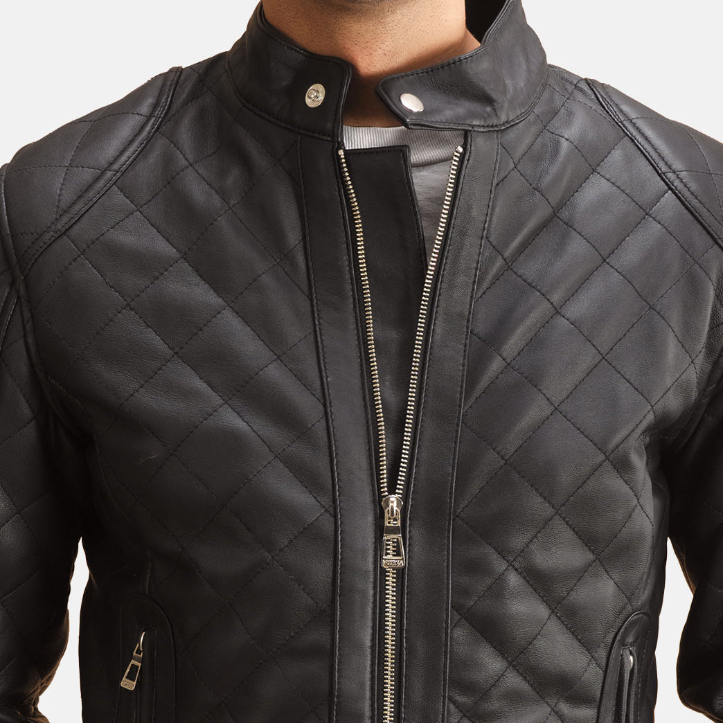 Close-Up Detail of Band with Snap Button &amp; Zipper Hardware on Henry キルティング ブラック レザージャケット メンズ