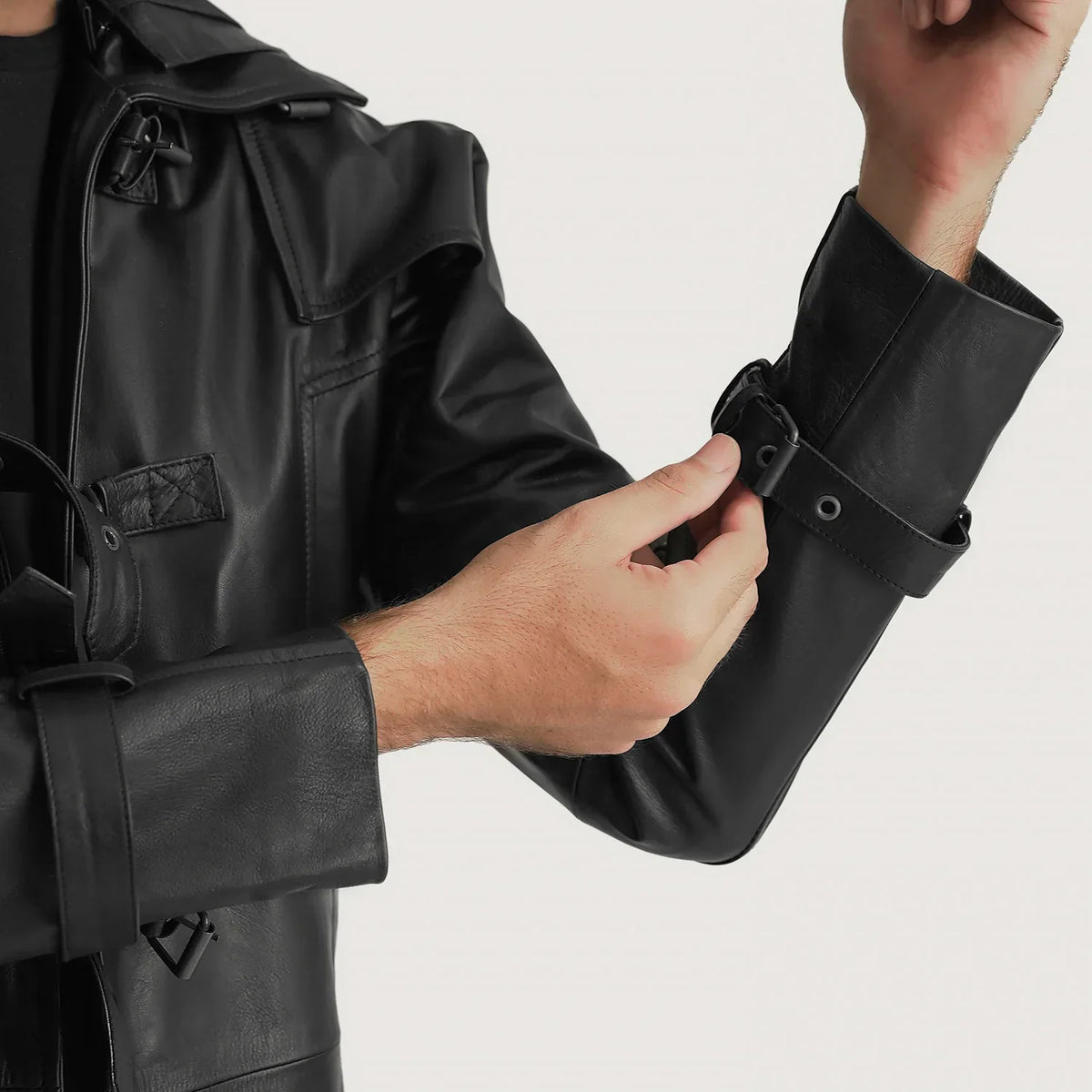 
クローズアップ詳細 of Shirt collar with a large hood & Belted Hardware on Huntsman ブラック Hooded レザートレンチコート メンズ