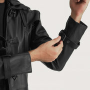 
クローズアップ詳細 of Shirt collar with a large hood & Belted Hardware on Huntsman ブラック Hooded レザートレンチコート メンズ