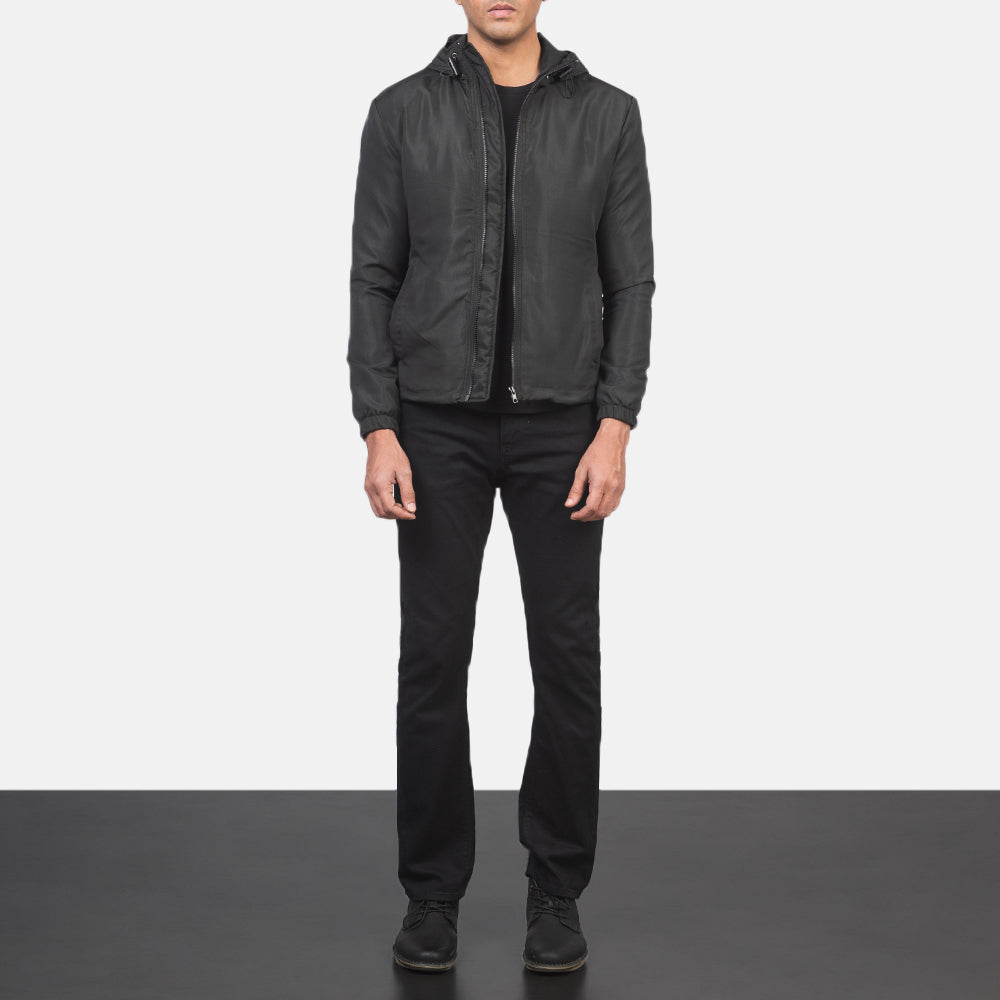 
Jimmy ブラック Hooded Windbreaker レザージャケット メンズ - 袖の立体カッティングと洗練されたテーパードフィットを見せる側面ビュー