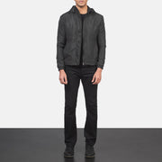 
Jimmy ブラック Hooded Windbreaker レザージャケット メンズ - 袖の立体カッティングと洗練されたテーパードフィットを見せる側面ビュー