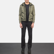 
Jimmy グリーン Hooded Windbreaker レザージャケット メンズ - 袖の立体カッティングと洗練されたテーパードフィットを見せる側面ビュー