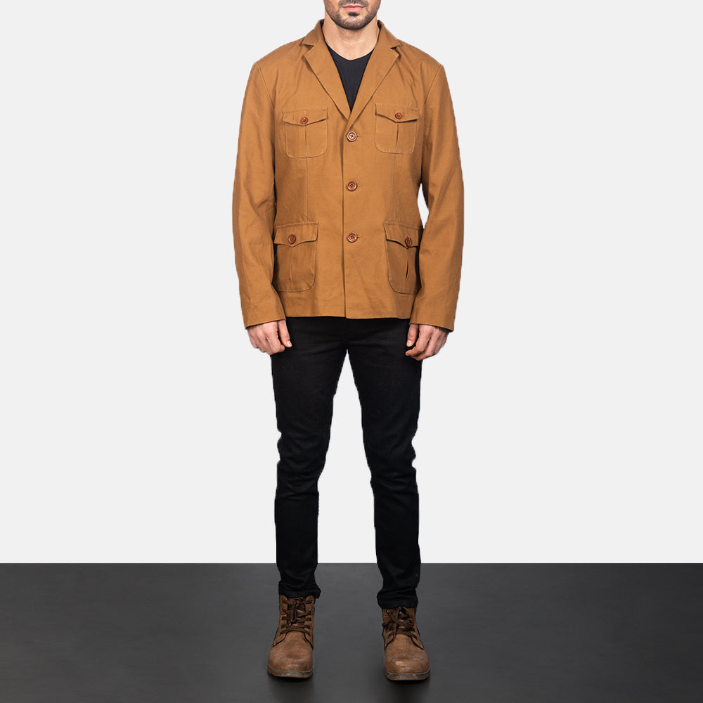 
Kajetan Khaki サファリ レザージャケット メンズ - 袖の立体カッティングと洗練されたテーパードフィットを見せる側面ビュー