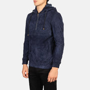 
着用イメージ： Kenton Hooded Blue Suede Pullover Jacket モデル着用（自然光でのドレープ感）