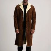 
Kolby Brown Suede Shearling Long Coat in Brown Goatskin Suede - 正面スタイル＆テーラードシルエット | 公式オンライン通販