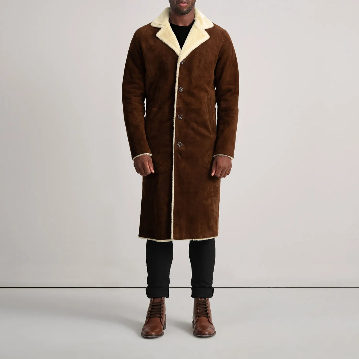 
Kolby Brown Suede Shearling Long Coat - 袖の立体カッティングと洗練されたテーパードフィットを見せる側面ビュー