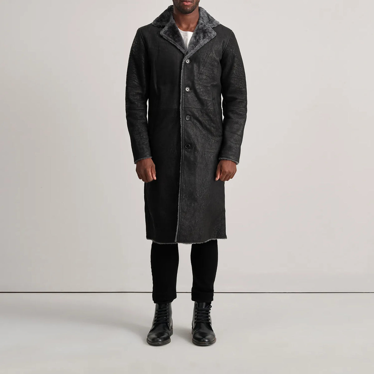 
Kolby Distressed Black Shearling Long Coat - 袖の立体カッティングと洗練されたテーパードフィットを見せる側面ビュー