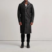 
Kolby Distressed Black Shearling Long Coat - 袖の立体カッティングと洗練されたテーパードフィットを見せる側面ビュー