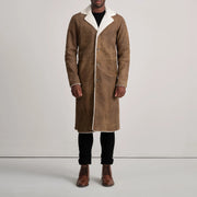 
Kolby Distressed Brown Shearling Long Coat - 袖の立体カッティングと洗練されたテーパードフィットを見せる側面ビュー