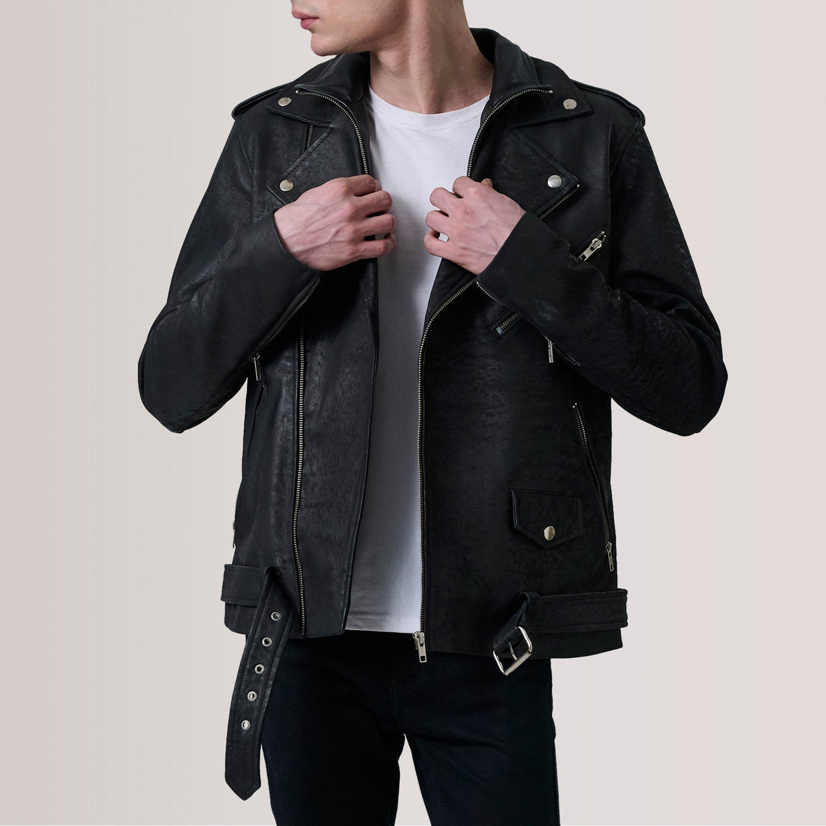 
Kole ヴィンテージブラック Leather Double Rider レザージャケット メンズ in Distressed Black Sheepskin Snuffed - 正面スタイル＆テーラードシルエット | 公式オンライン通販